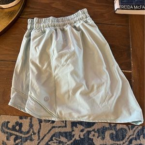 Lululemon 4 inch Hotty hot shorts size 12 mint